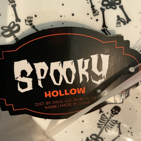Spooky Hallow set of 4 hard plastic 8 1/2” salad plates skeleton - Picture 3 of 5